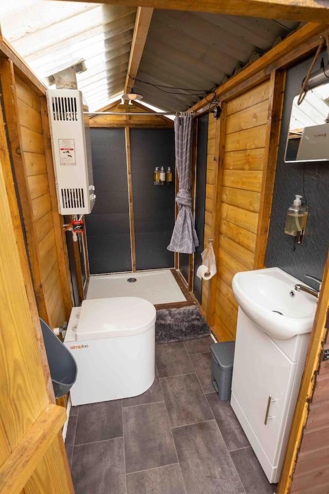 Roaches Retreat Family Glampsite, Rocky Reach Bell Tent With Outdoor Adventures And Campfire Nights Upper Hulme Экстерьер фото